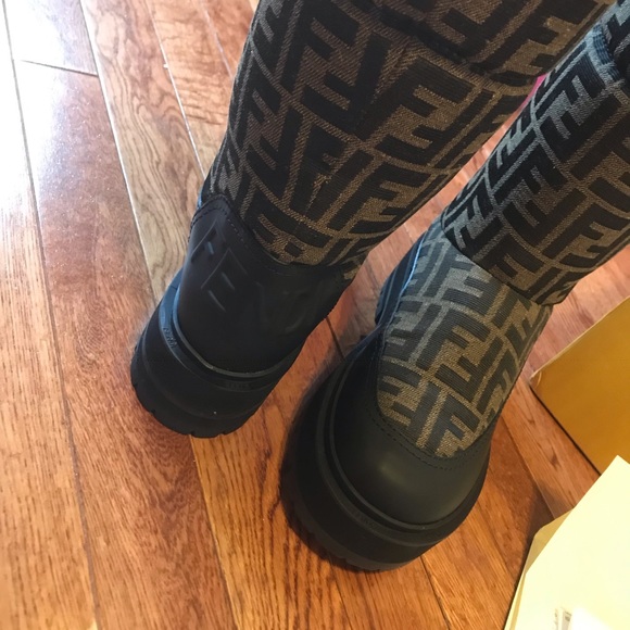 FENDI SIGNATURE - Picture 2 of 7